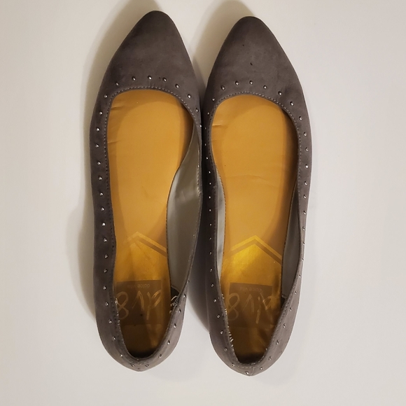 Dolce Vita Gray Faux Suede Pointy Studded Flats 6 - Picture 10 of 11